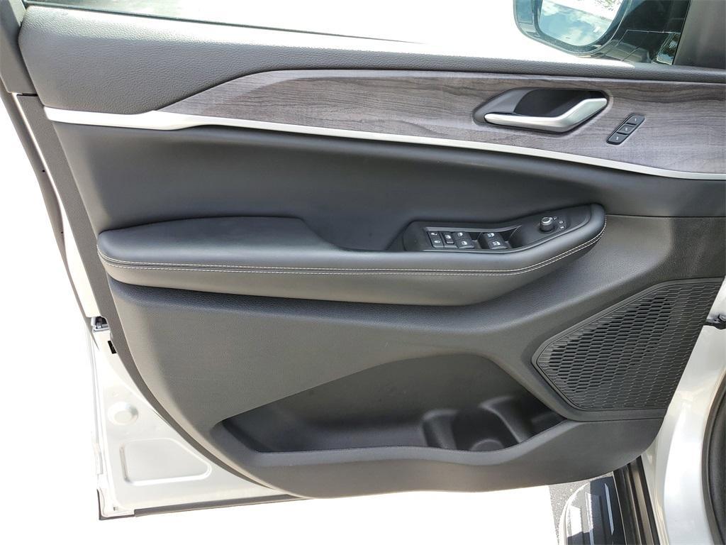 used 2024 Jeep Grand Cherokee car, priced at $34,115