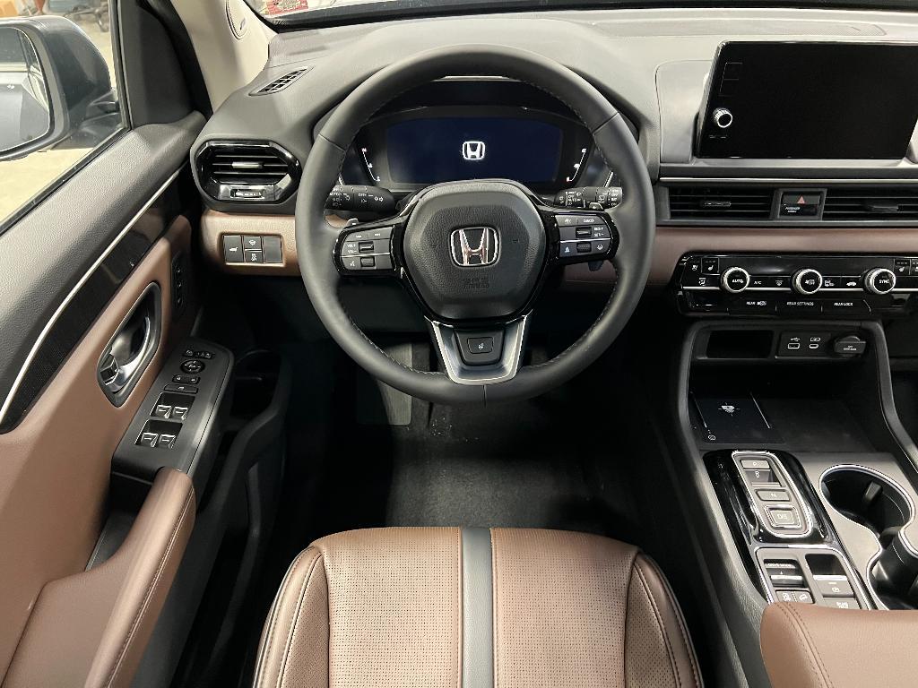 new 2025 Honda Pilot car, priced at $54,985