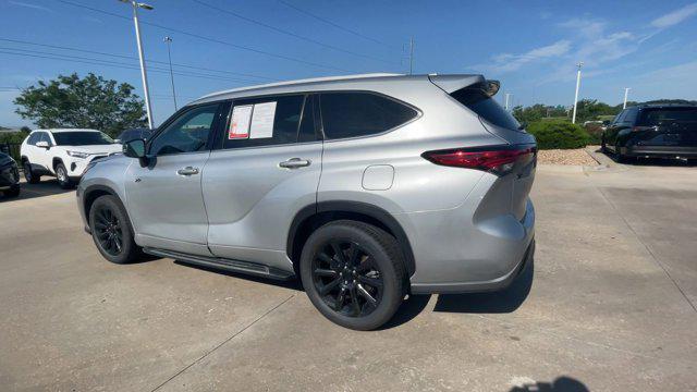 used 2022 Toyota Highlander car, priced at $32,500