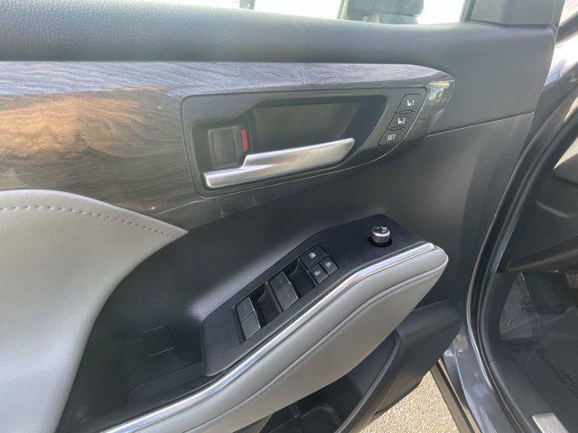 used 2020 Toyota Highlander car, priced at $30,500