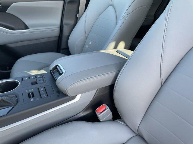 used 2025 Toyota Highlander car, priced at $48,000