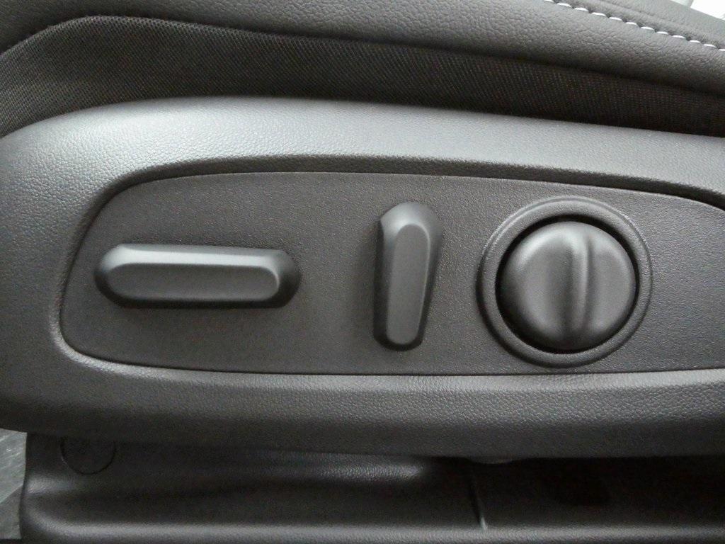 new 2025 Buick Envista car, priced at $26,664