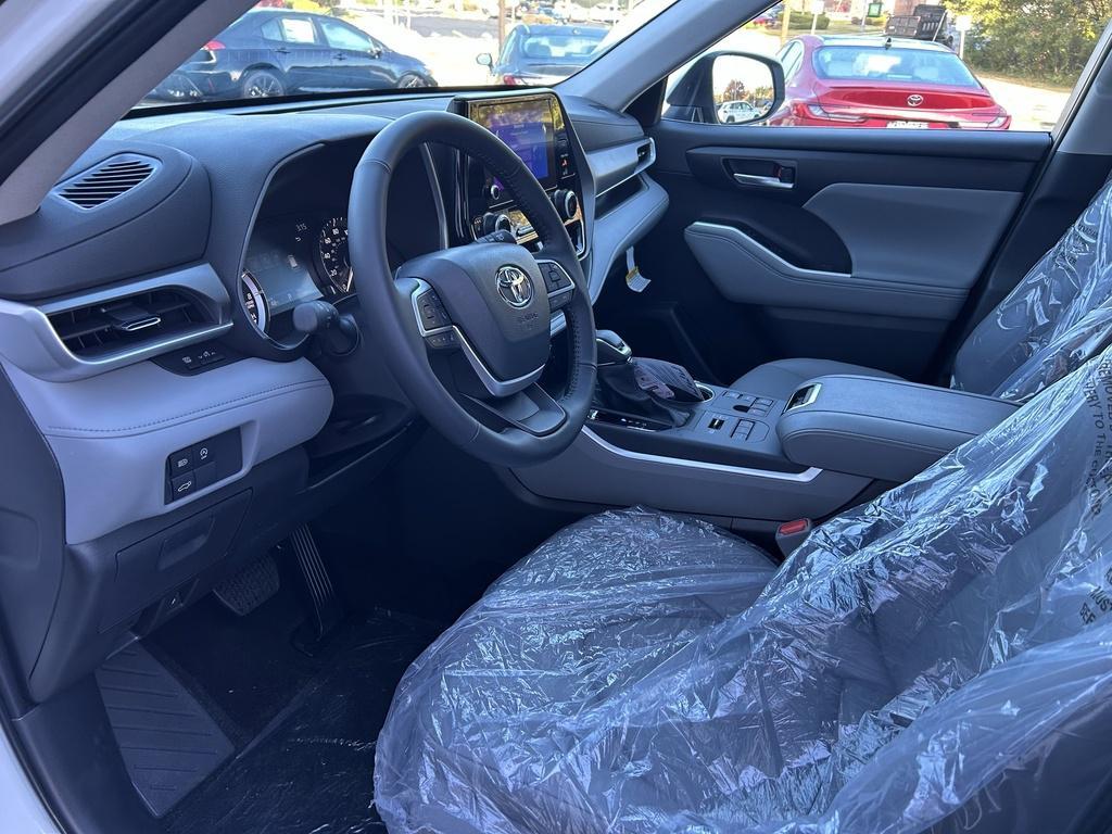 new 2025 Toyota Highlander car, priced at $46,853