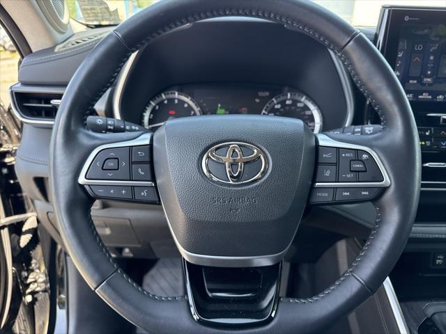 used 2022 Toyota Highlander car, priced at $40,867