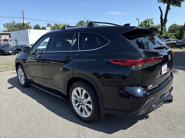 used 2022 Toyota Highlander car, priced at $40,867