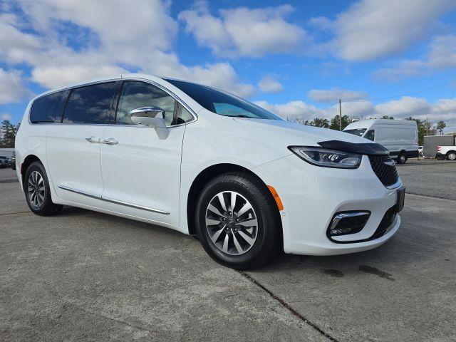 used 2022 Chrysler Pacifica Hybrid car, priced at $29,500