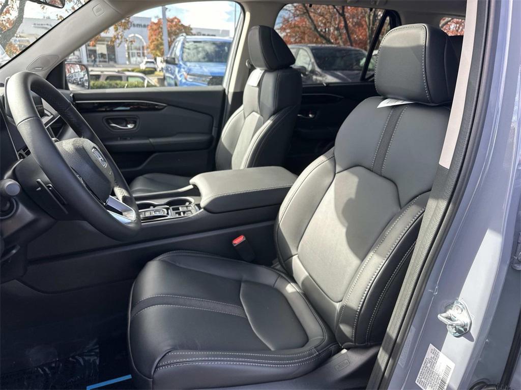new 2025 Honda Pilot car, priced at $52,280