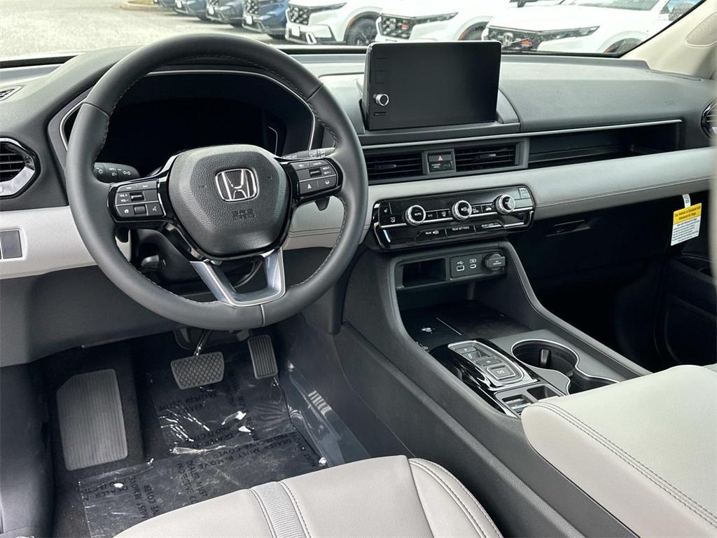 new 2025 Honda Pilot car, priced at $47,095