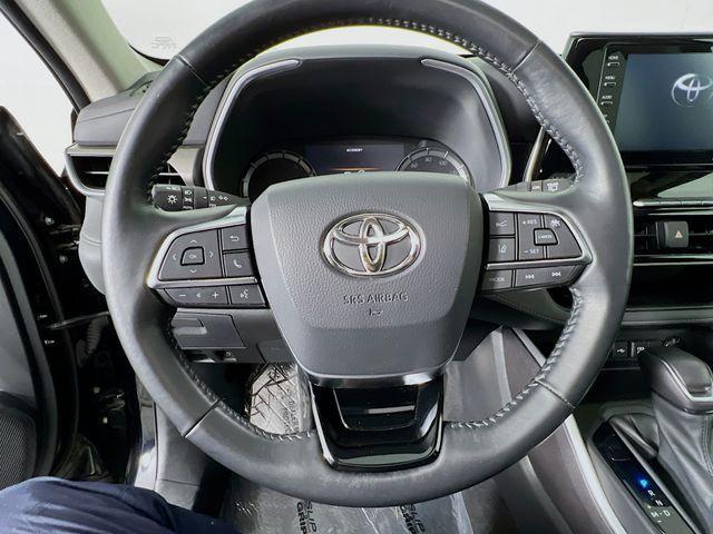 used 2021 Toyota Highlander car, priced at $32,987