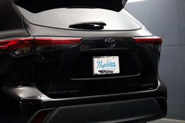 used 2022 Toyota Highlander car, priced at $35,990