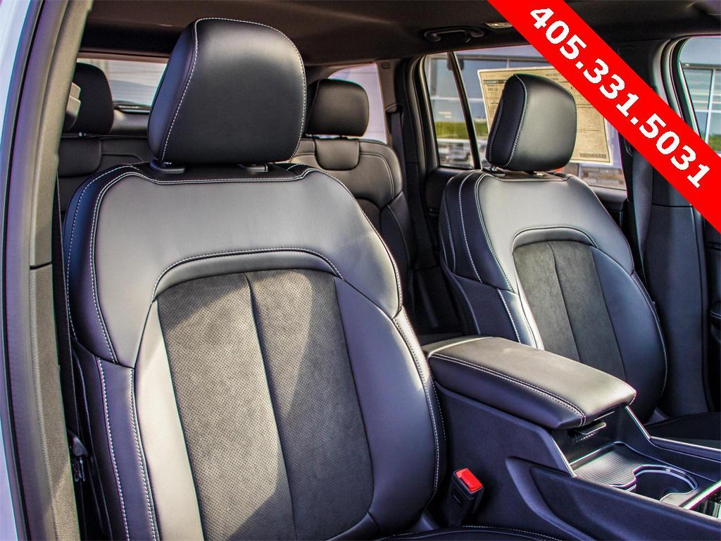new 2025 Jeep Grand Cherokee car, priced at $39,180