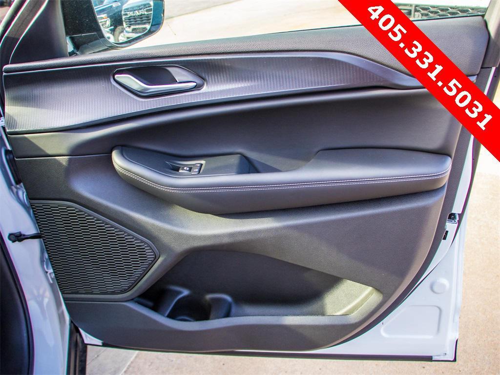 new 2025 Jeep Grand Cherokee car, priced at $39,180