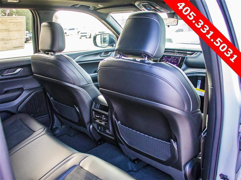 new 2025 Jeep Grand Cherokee car, priced at $39,180