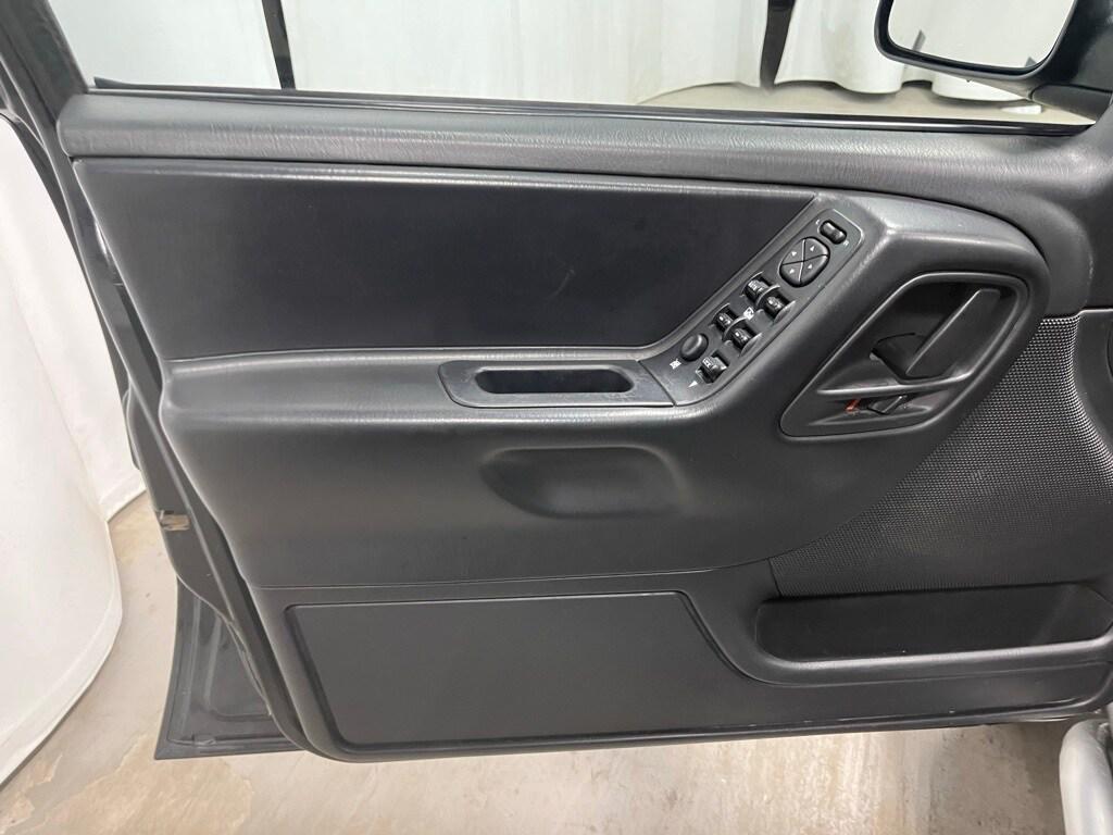 used 2004 Jeep Grand Cherokee car, priced at $5,500