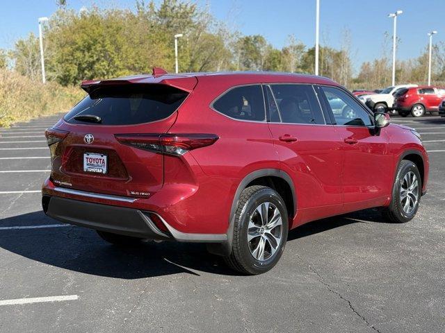 used 2021 Toyota Highlander car, priced at $33,913