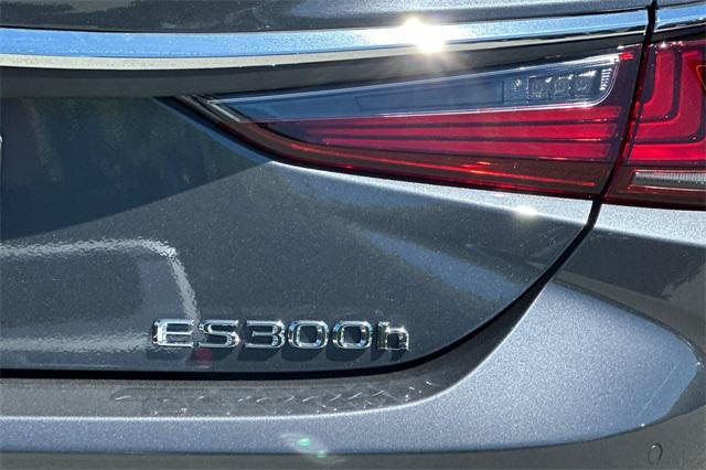 new 2025 Lexus ES 300h car, priced at $50,944