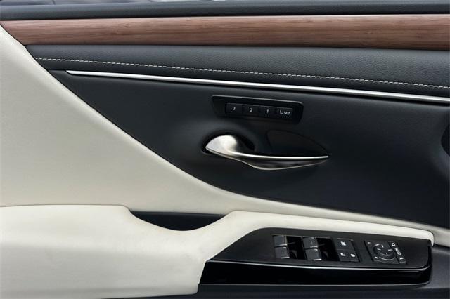 new 2025 Lexus ES 300h car, priced at $50,944