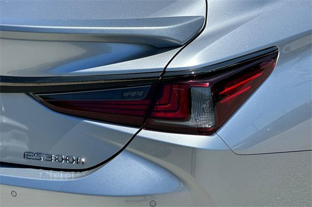 new 2025 Lexus ES 300h car, priced at $51,809
