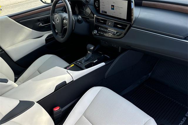 new 2025 Lexus ES 300h car, priced at $51,074
