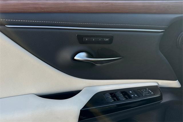 new 2025 Lexus ES 300h car, priced at $51,074