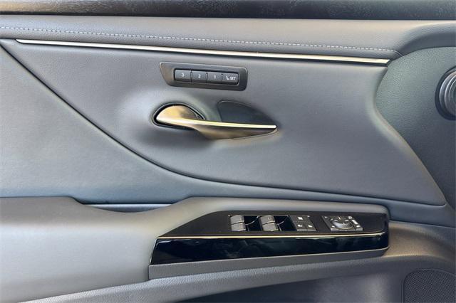 new 2025 Lexus ES 300h car, priced at $51,149