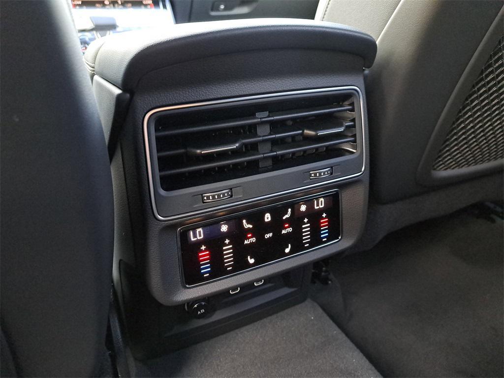 new 2025 Audi Q7 car, priced at $67,585