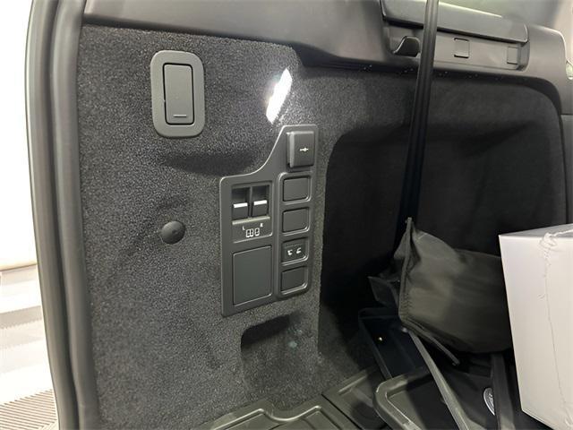 used 2025 Land Rover Discovery car, priced at $71,881