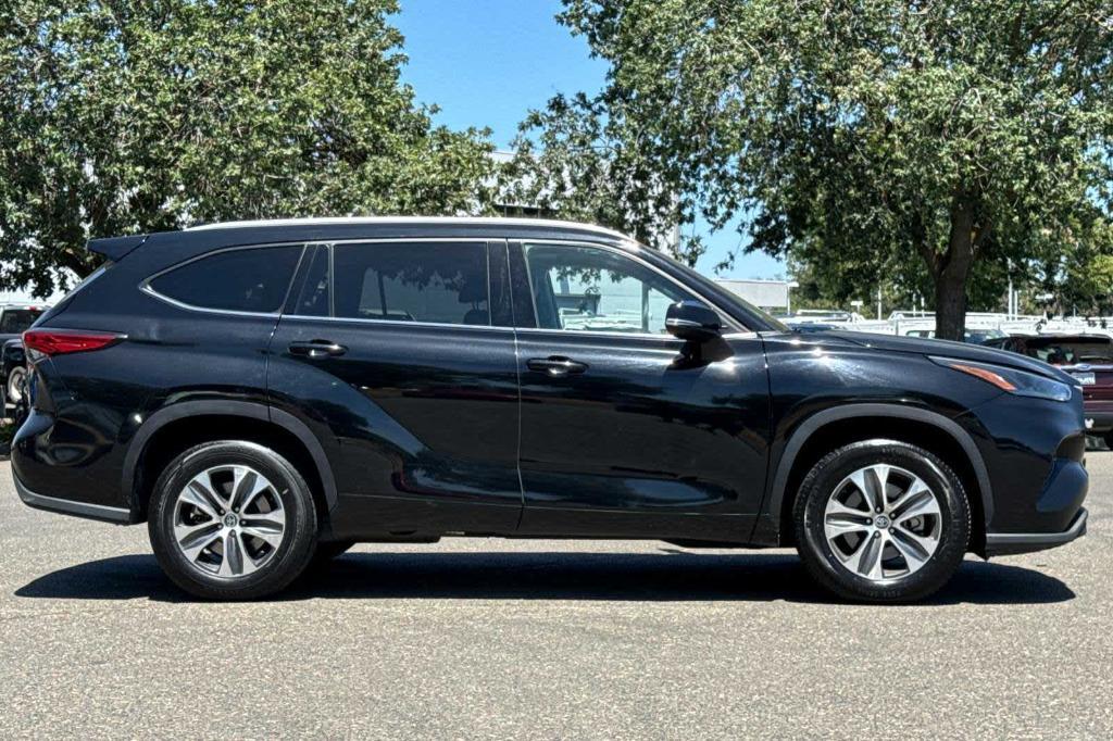 used 2022 Toyota Highlander car, priced at $32,695