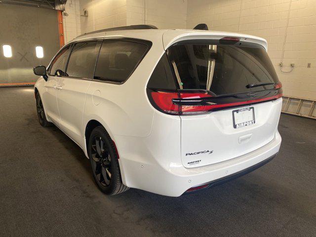 new 2024 Chrysler Pacifica car, priced at $40,238