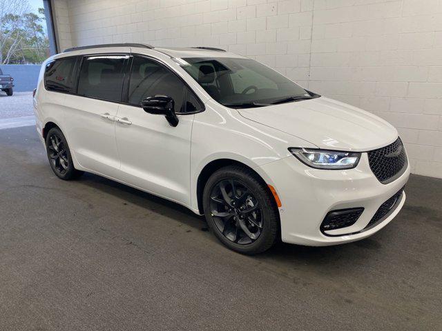 new 2024 Chrysler Pacifica car, priced at $45,587