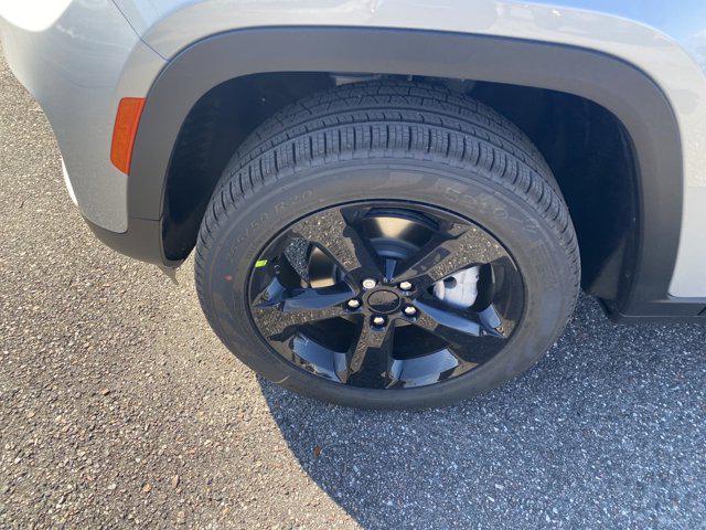 new 2025 Jeep Grand Cherokee car, priced at $40,476