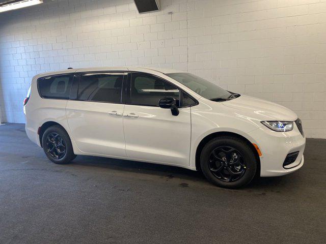 new 2024 Chrysler Pacifica Hybrid car, priced at $47,844