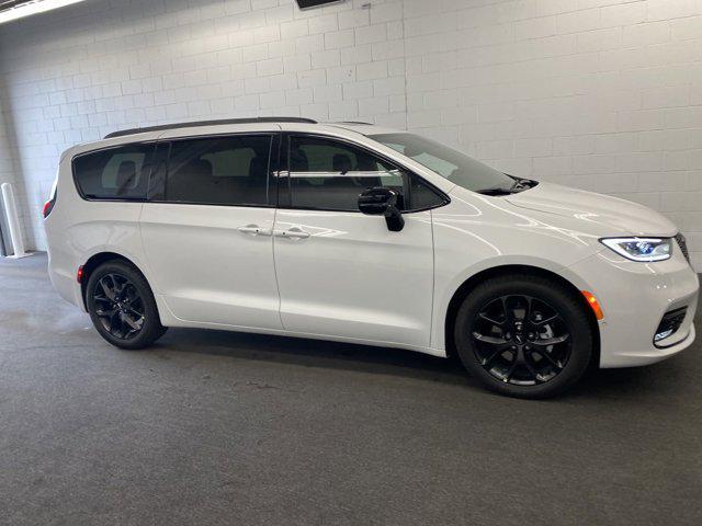 new 2024 Chrysler Pacifica car, priced at $46,337