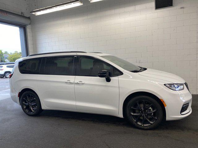 new 2024 Chrysler Pacifica car, priced at $40,206