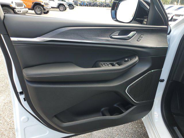 new 2025 Jeep Grand Cherokee car, priced at $48,974