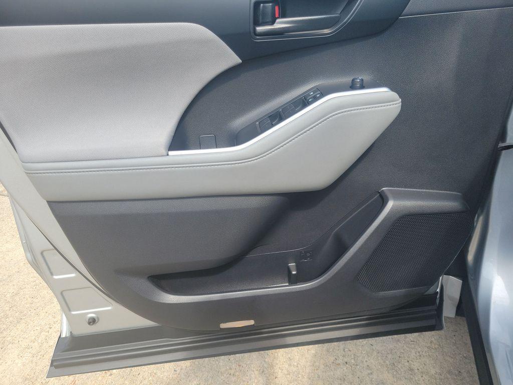 used 2020 Toyota Highlander Hybrid car, priced at $21,778