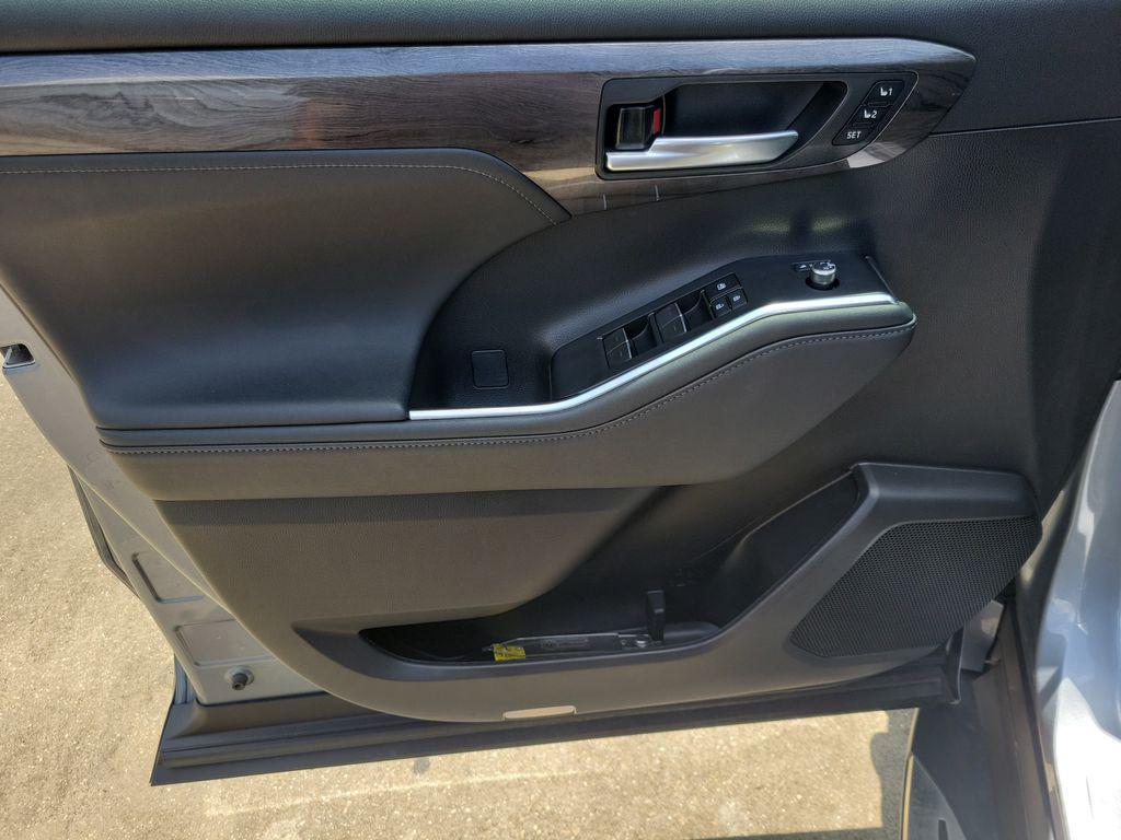 used 2023 Toyota Highlander car, priced at $37,424