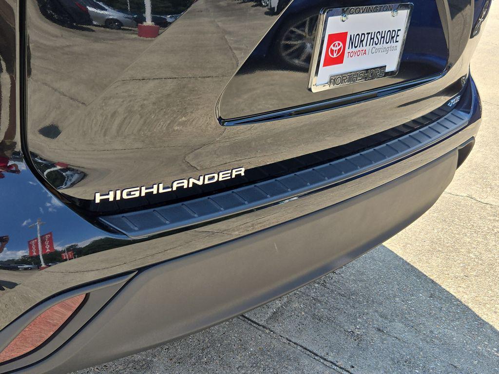 used 2025 Toyota Highlander Hybrid car, priced at $45,447