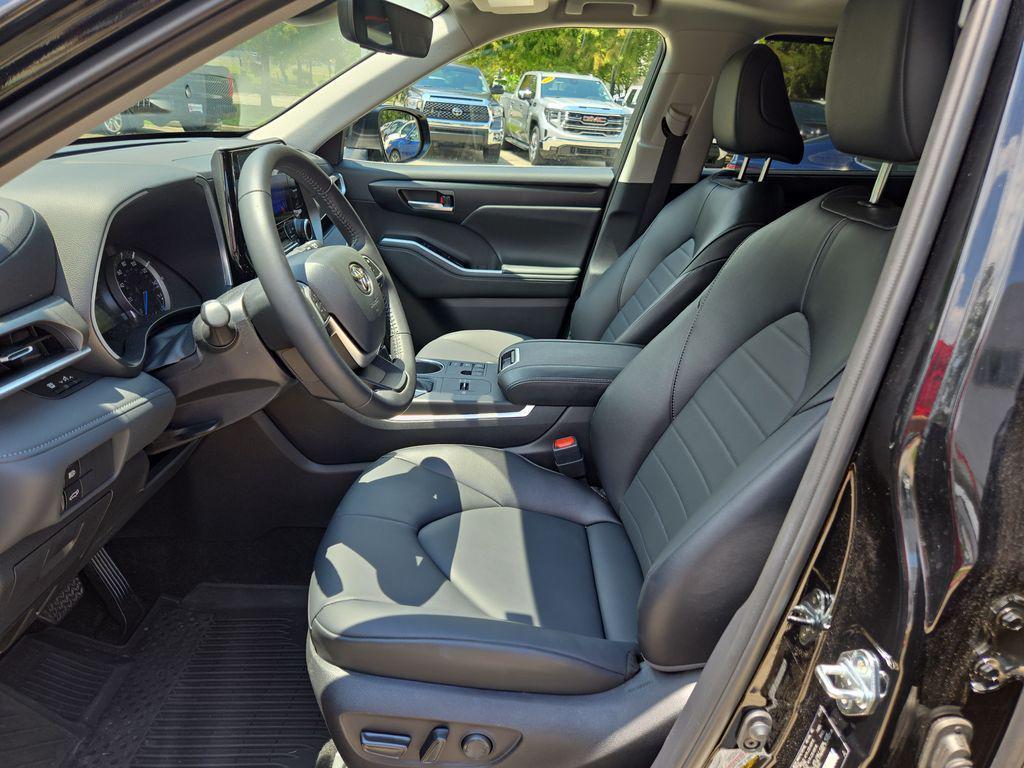 used 2025 Toyota Highlander Hybrid car, priced at $45,447