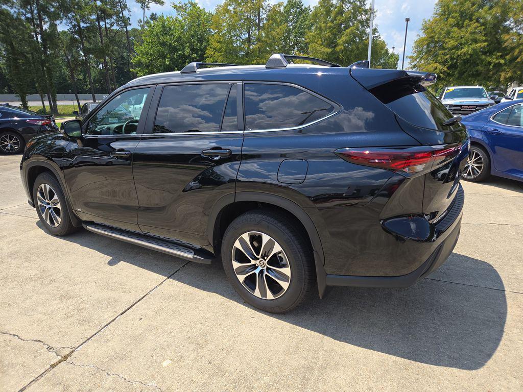 used 2025 Toyota Highlander Hybrid car, priced at $45,447