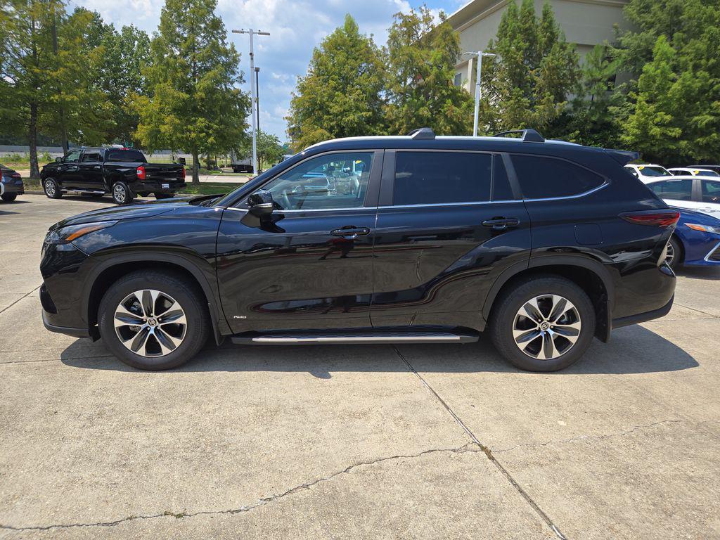used 2025 Toyota Highlander Hybrid car, priced at $45,447