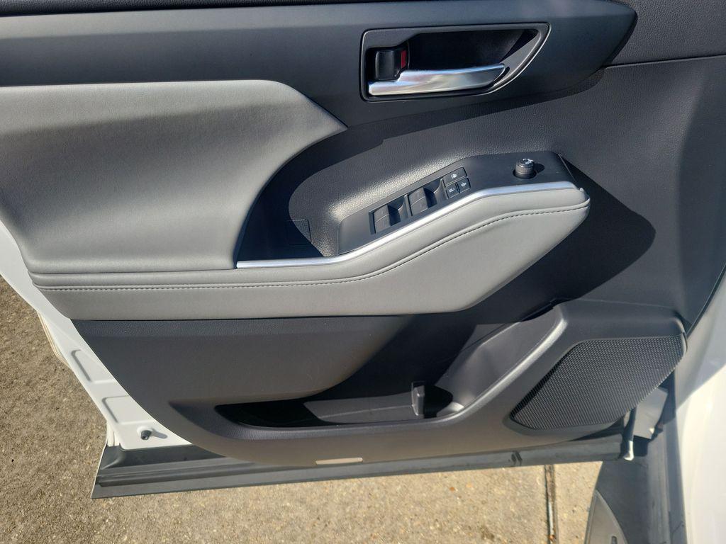 used 2021 Toyota Highlander car, priced at $27,934