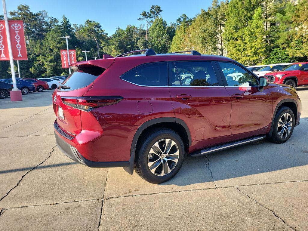 used 2025 Toyota Highlander Hybrid car, priced at $47,096