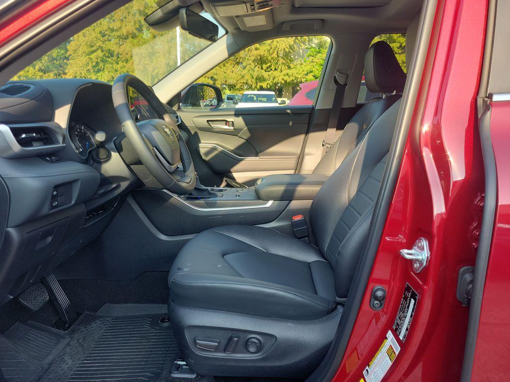 used 2025 Toyota Highlander Hybrid car, priced at $47,096
