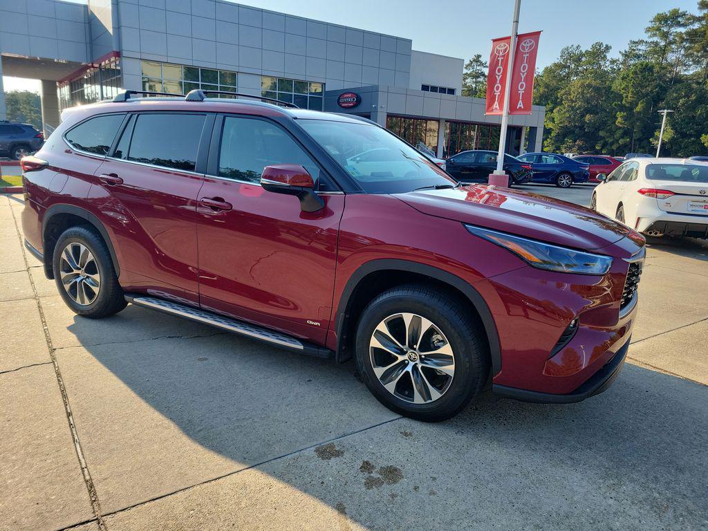 used 2025 Toyota Highlander Hybrid car, priced at $47,096