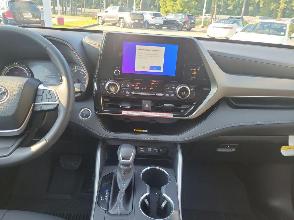 used 2025 Toyota Highlander Hybrid car, priced at $47,096