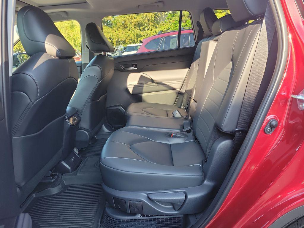 used 2025 Toyota Highlander Hybrid car, priced at $47,096