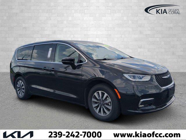 used 2024 Chrysler Pacifica Hybrid car, priced at $27,551
