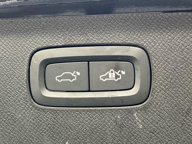used 2022 Volvo XC90 car, priced at $38,912