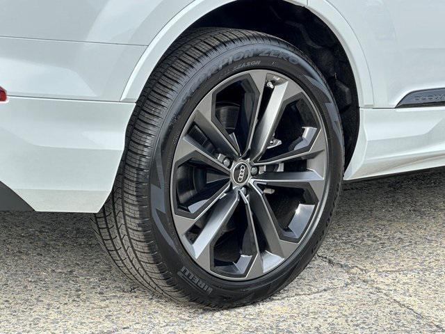 new 2025 Audi Q7 car, priced at $77,090